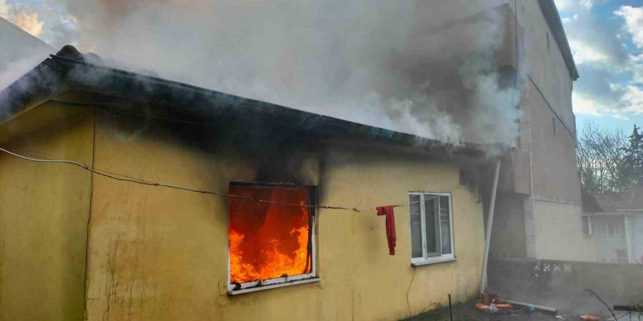 Sakarya’da İki Katlı Ev Alevlere Teslim Oldu