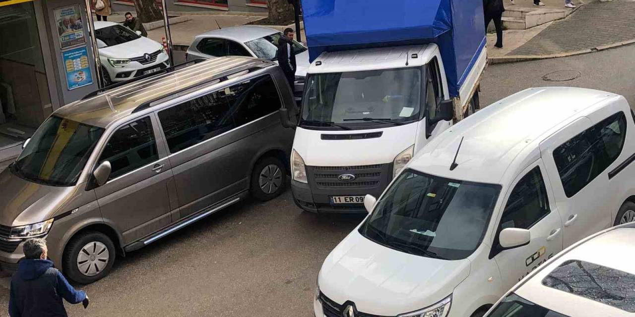 Bilecik’te Çift Sıra Parklar Sürücüleri Çileden Çıkarıyor