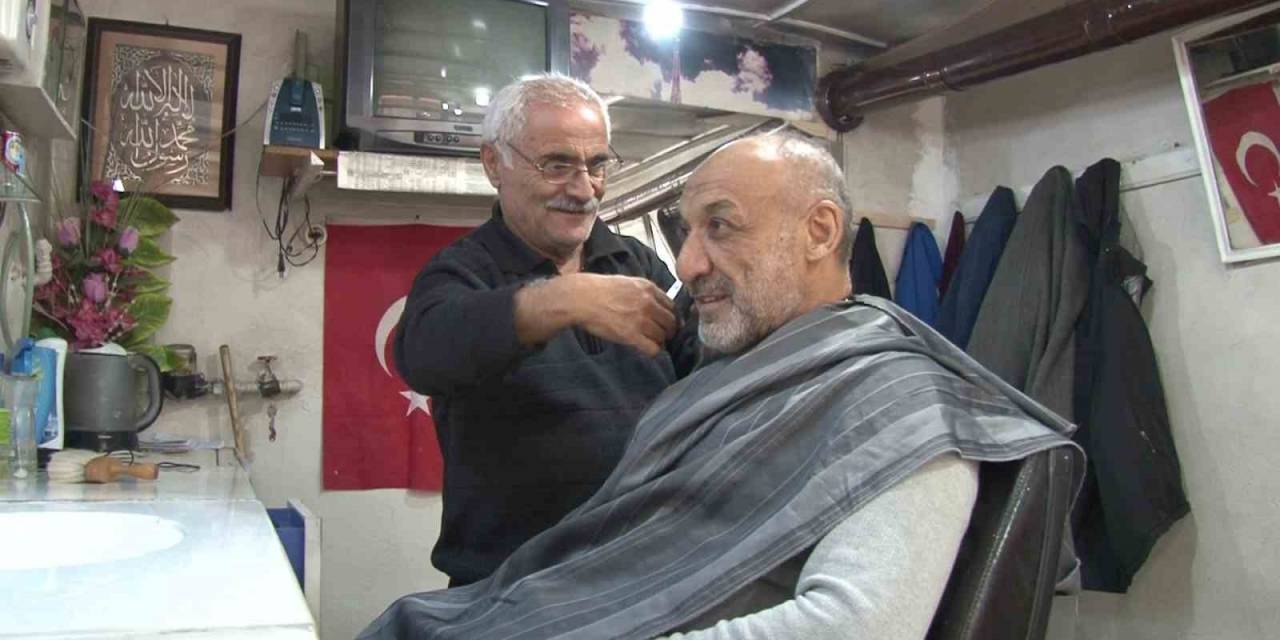 34 Yıldır Kerpiç Dükkânda Berberlik Yapıyor