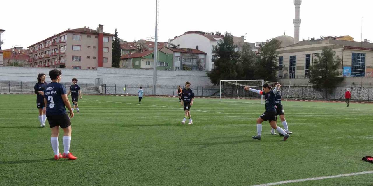 Burdur Gençlik Ve Spor Kadın Futbol Takımı İlk Maçından Hükmen Galip Ayrıldı