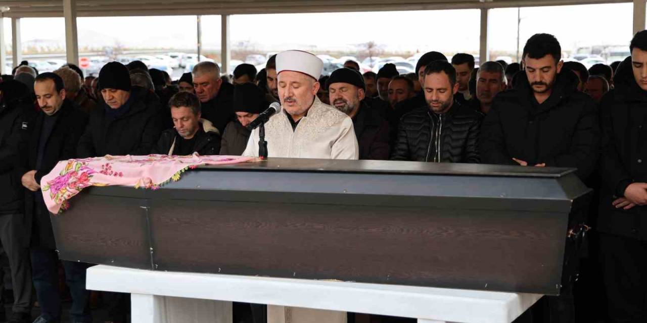 Isparta’da Evinde Ölü Bulunan Öğrenci, Sivas’ta Defnedildi