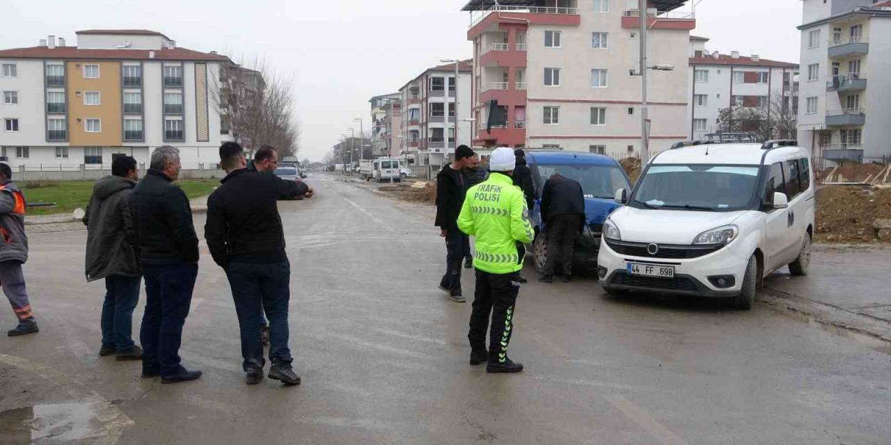 Hafif Ticari Araçlar Çarpıştı: 2 Yaralı