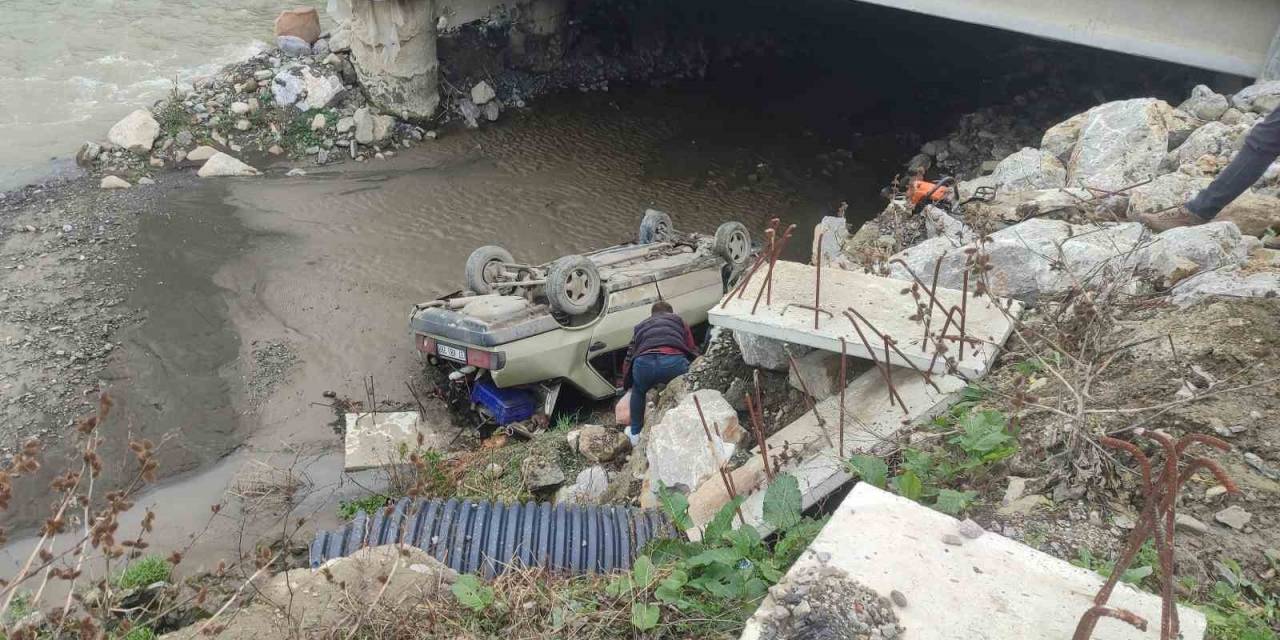 Kontrolden Çıkan Tofaş, 3 Metre Yükseklikten Çaya Uçtu: 3 Yaralı