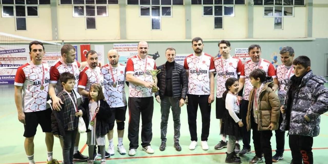 Voleybol Turnuvasında Şampiyonluk Kupasını Alaca Önder Aldı