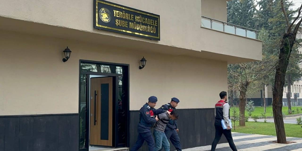Yurda Kaçak Girmeye Çalışan Terör Örgütü Üyesini Jandarma Yakaladı