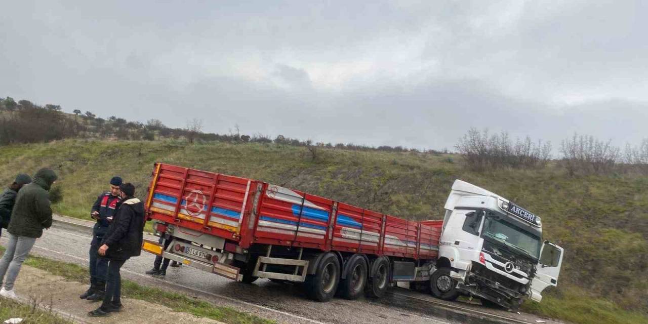 Gönen-bandırma Karayolu’nda Tır Devrildi