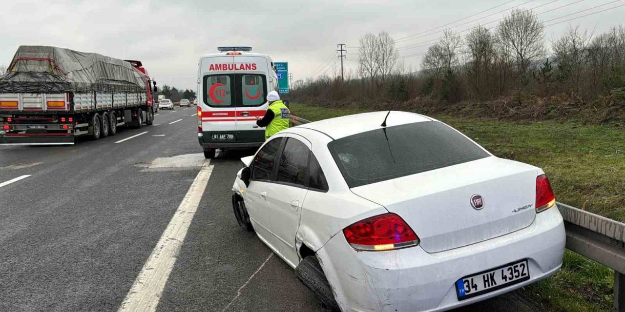 Lastiği Patlayan Otomobil Bariyerlere Çarptı