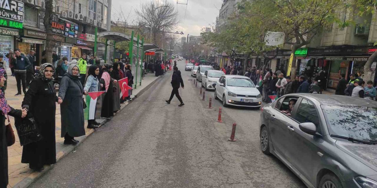 Şanlıurfa’da Gazze İçin İnsan Zinciri Oluşturuldu
