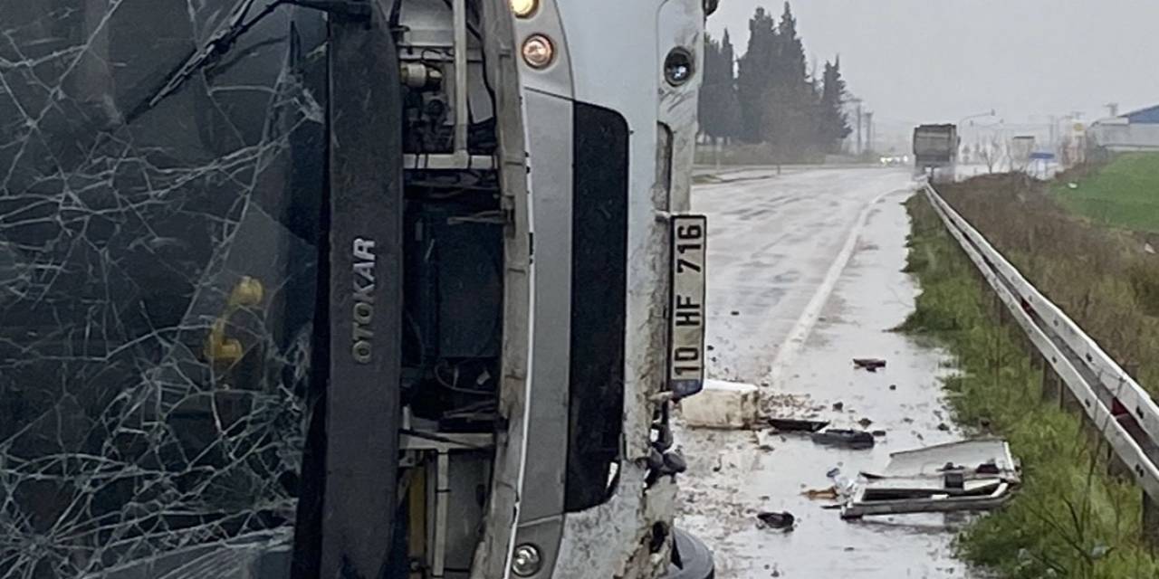 Balıkesir’de Servis Minibüsü Devrildi