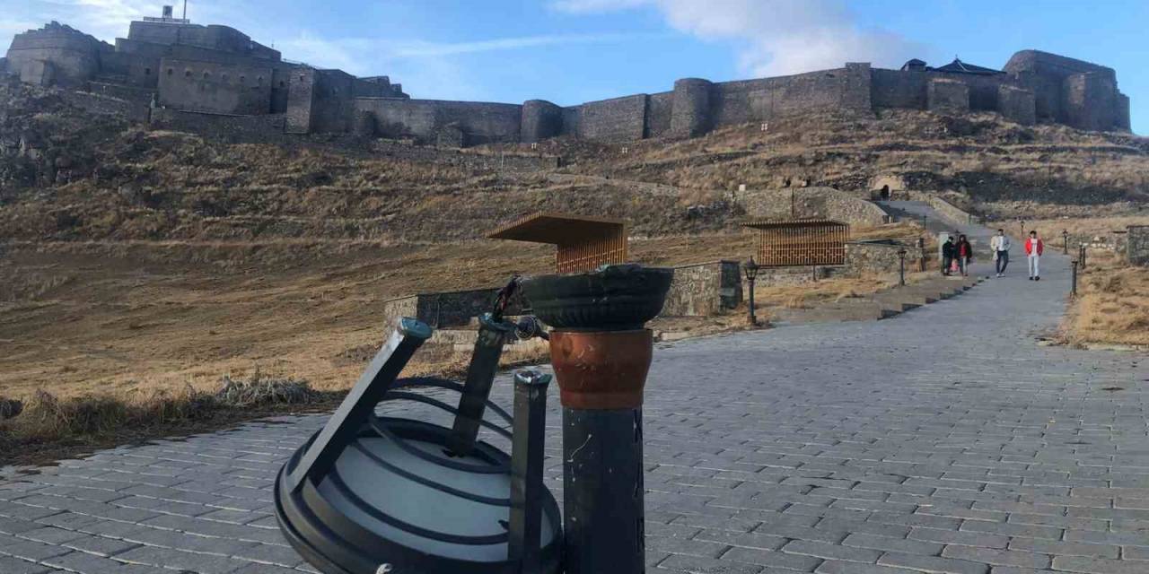 Kars Kalesi Yolunun Aydınlatma Lambalarını Kırdılar