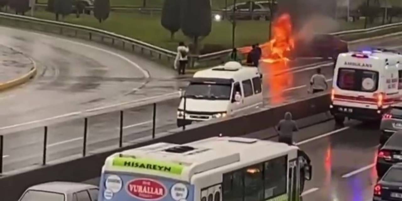 Bariyere Çarpan Otomobil Alev Topuna Döndü