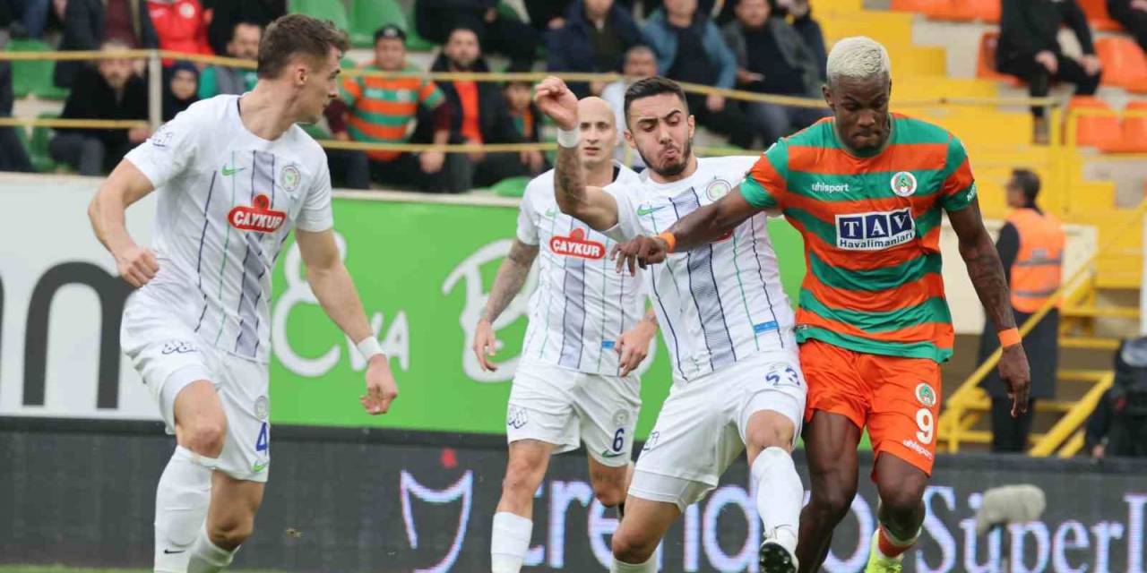 Trendyol Süper Lig: Alanyaspor: 0  - Rizespor: 0 (İlk Yarı)