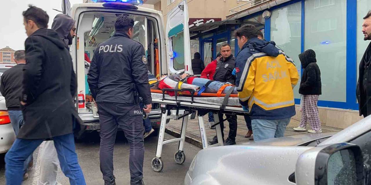 Zincir Market Çalışanının Üzerine Su Kolileri Devrildi