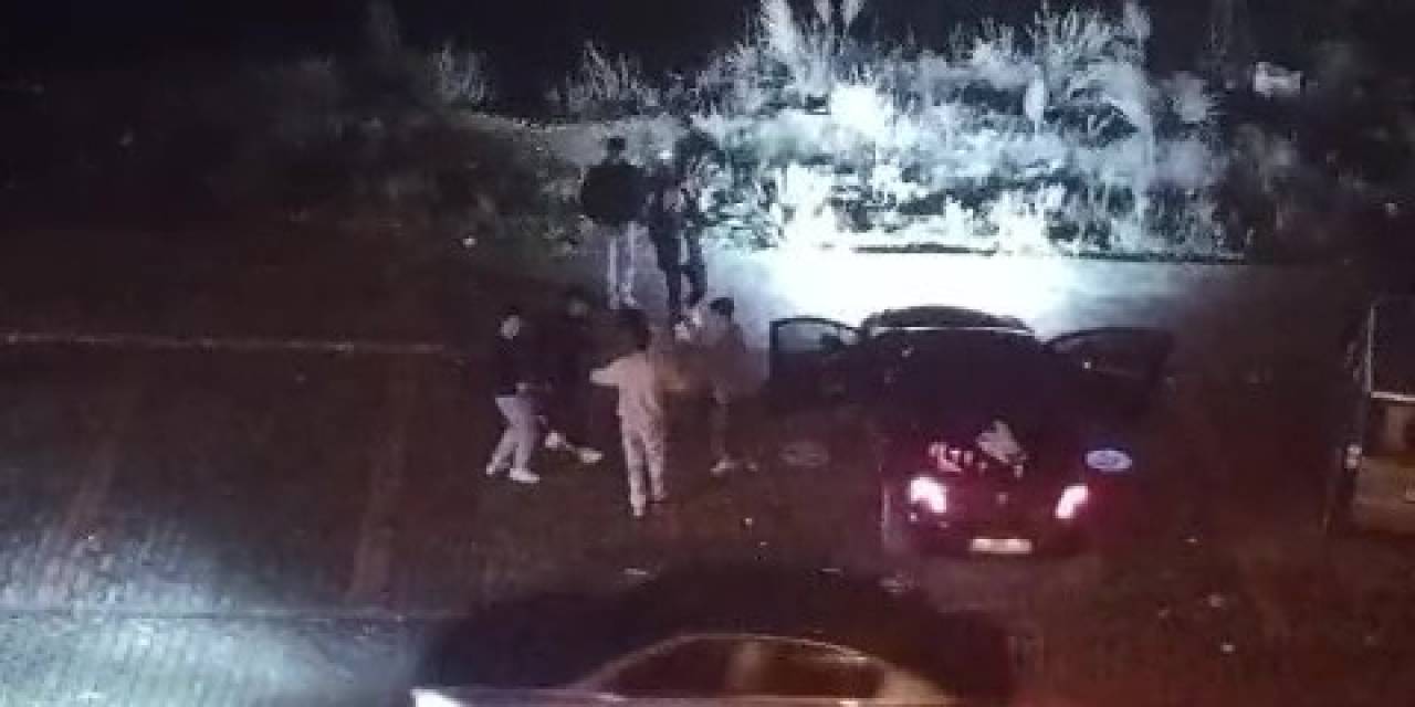 Arabayla Gelip Alkol Tüketen Magandalar Mahalle Halkını Rahatsız Ediyor