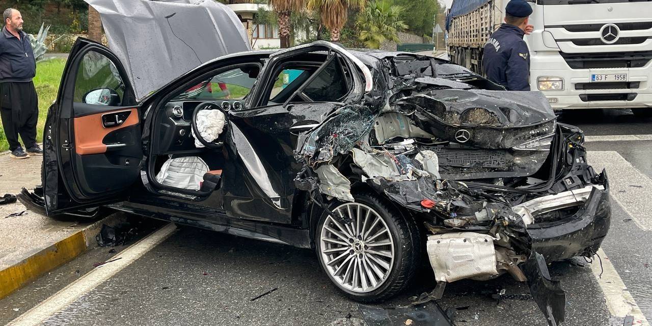 Yağışlı Havada Freni Tutmayan Tır, Kırmızı Işıkta Bekleyen Araçların Arasına Daldı: 4 Yaralı