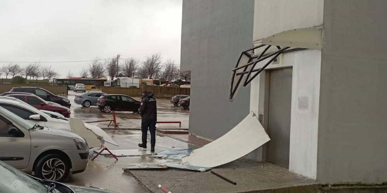 Bandırma’da Şiddetli Rüzgar Hastanenin Dış Kaplamasını Uçurdu