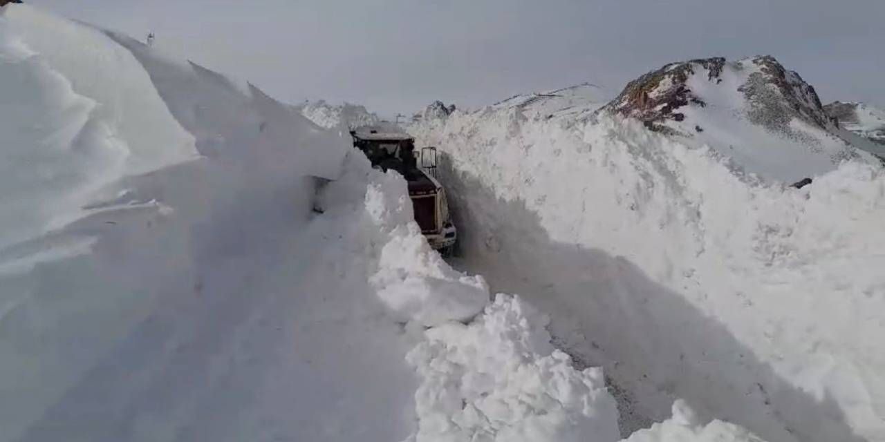 Yüksekova’da Kar Tünellerinde Ekiplerin Zorlu Çalışması