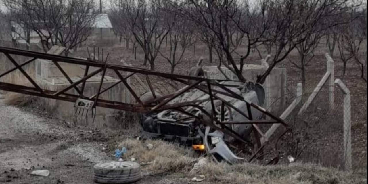 Yola Düşen Kabine Çarpan Otomobil Takla Attı: 2 Yaralı