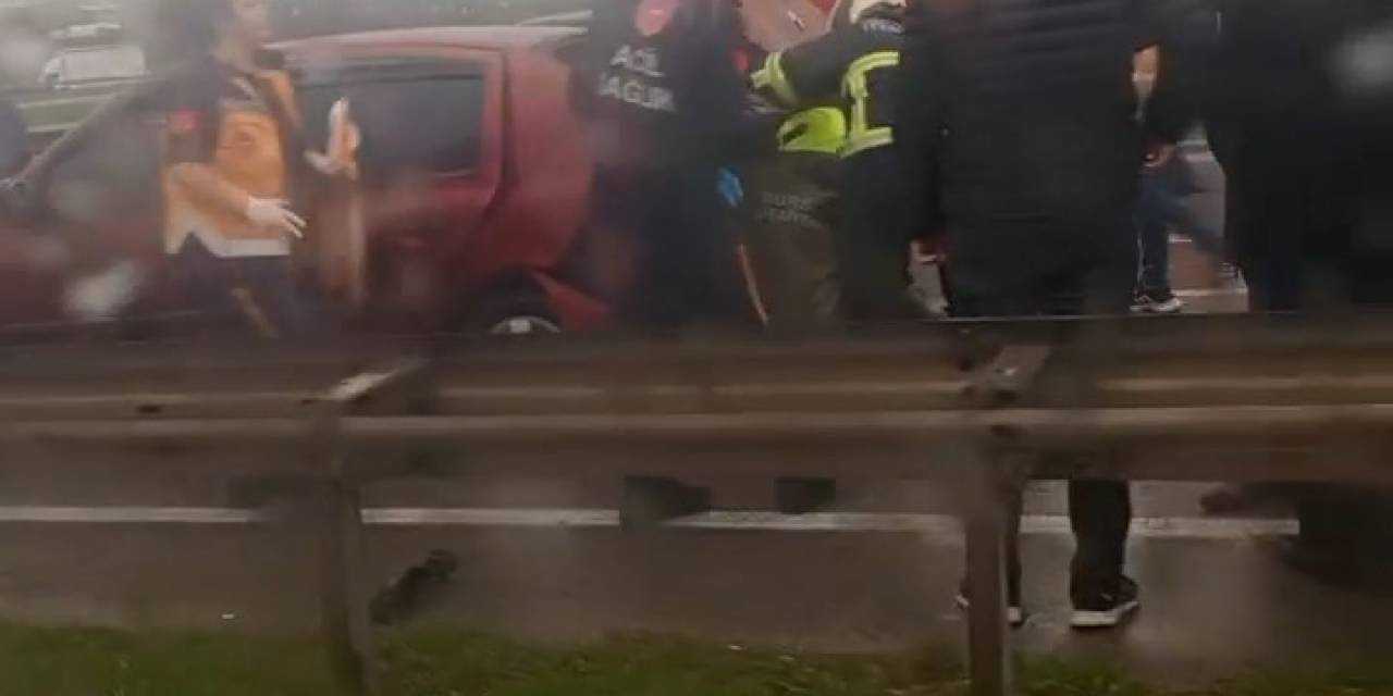 Bursa’da Yağışlı Havada Duramayan Kamyon Zincirleme Kazaya Sebep Oldu: 4 Yaralı