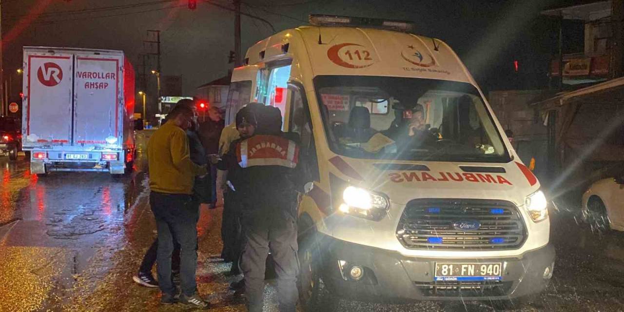 Servis Minibüsü İle Otomobil Çarpıştı: 2 Kişi Yaralandı