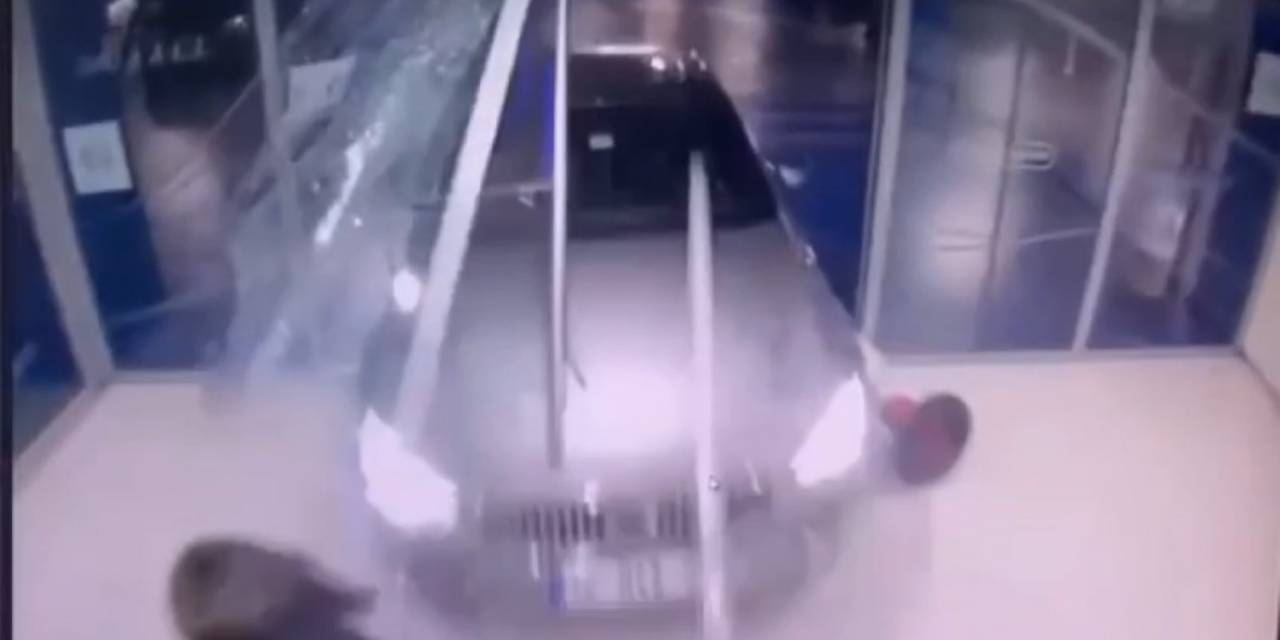 Şişli’de Kanyon Avm’de Dehşet Anları Kamerada: Otomobille Yürüyen Merdivene Daldı, 8 Yaşındaki Çocuk Ağır Yaralandı