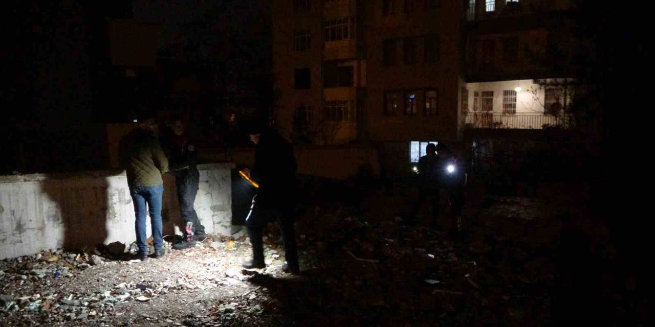 Silahlı Ve Bıçaklı Kavgada Kan Aktı: 2 Yaralı