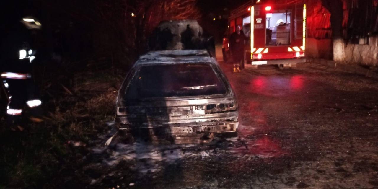 Park Halindeki Otomobil Alev Alev Yandı