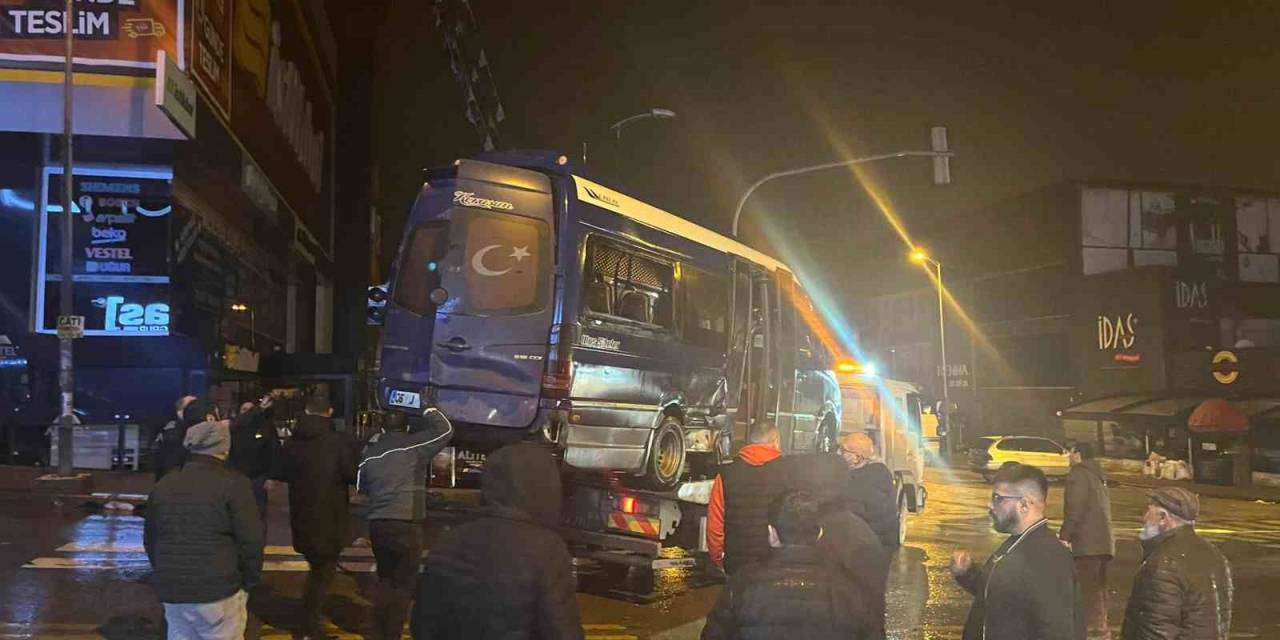 Ankara’da Otomobilin Çarptığı Dolmuş Devrildi: 11 Yaralı