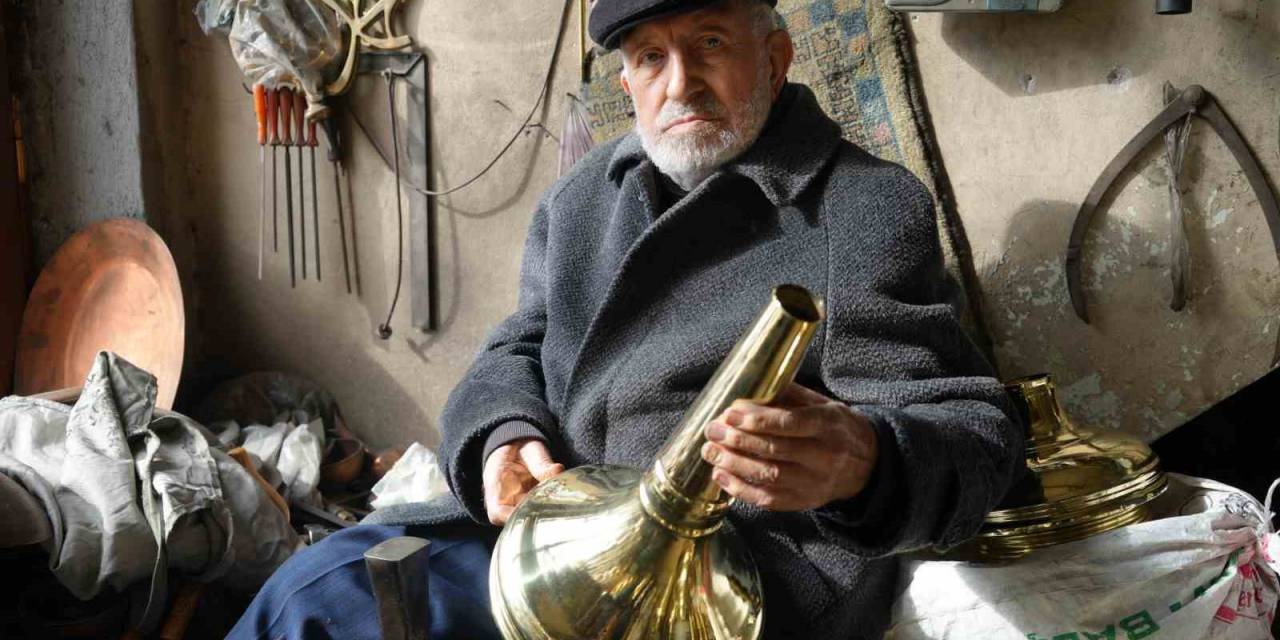 77 Yıldır Türkiye’nin Minberi Ve Minarelerini Süslüyor