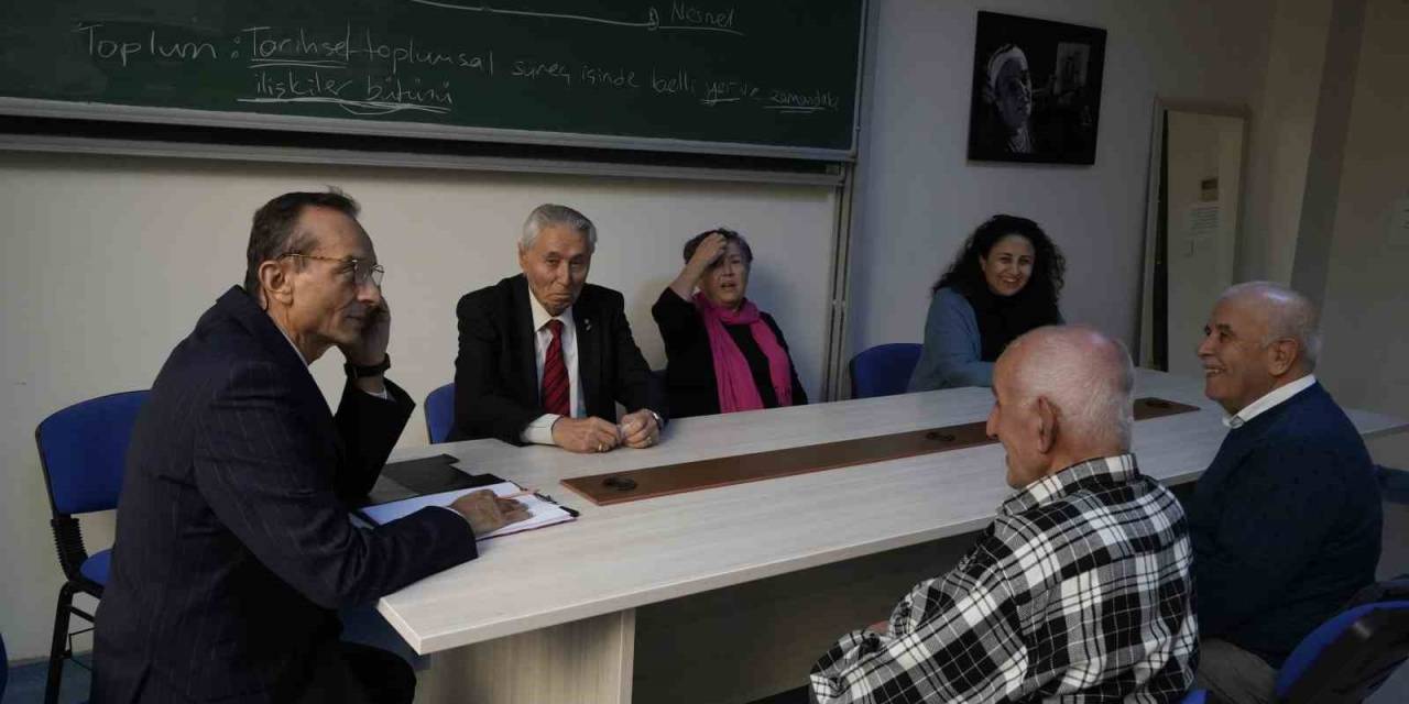 Yaşlı Öğrenciler Mezun Olmak İstemeyince, Çözüm Yüksek Lisansta Bulundu