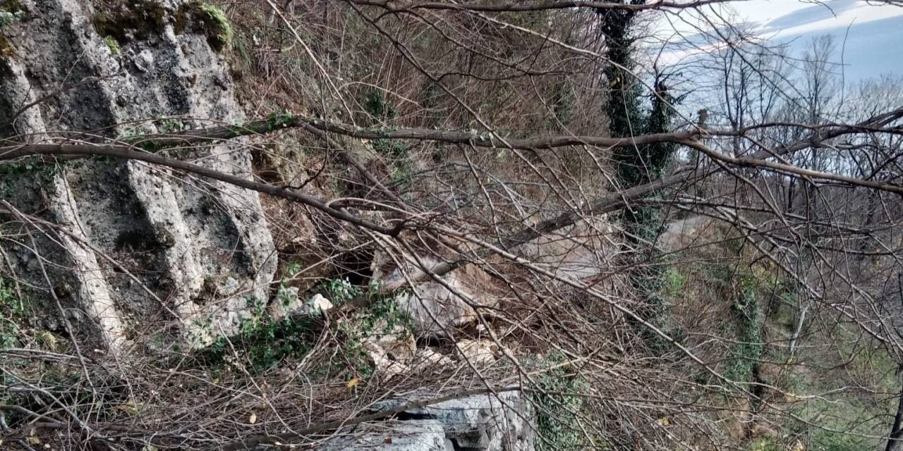 Toprak Kayması Sonucu Düşen Kayalar Yolu Ulaşıma Kapattı