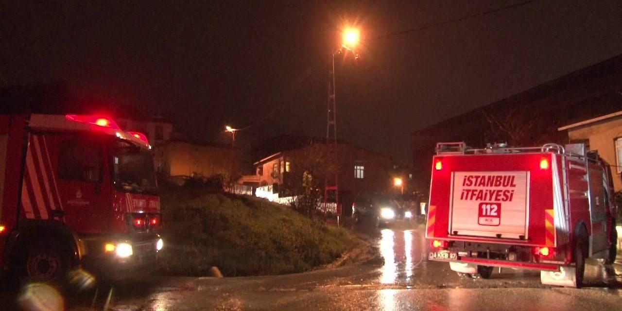 Sultanbeyli’de Bir Binanın Çatısı Yanarak Kullanılamaz Hale Geldi