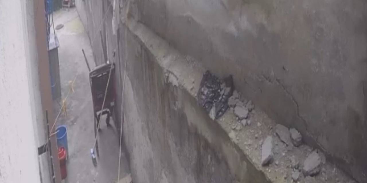 İstanbul’da Korku Dolu Anlar Kamerada: Kepçenin Vurduğu Duvar Yerle Bir Oldu