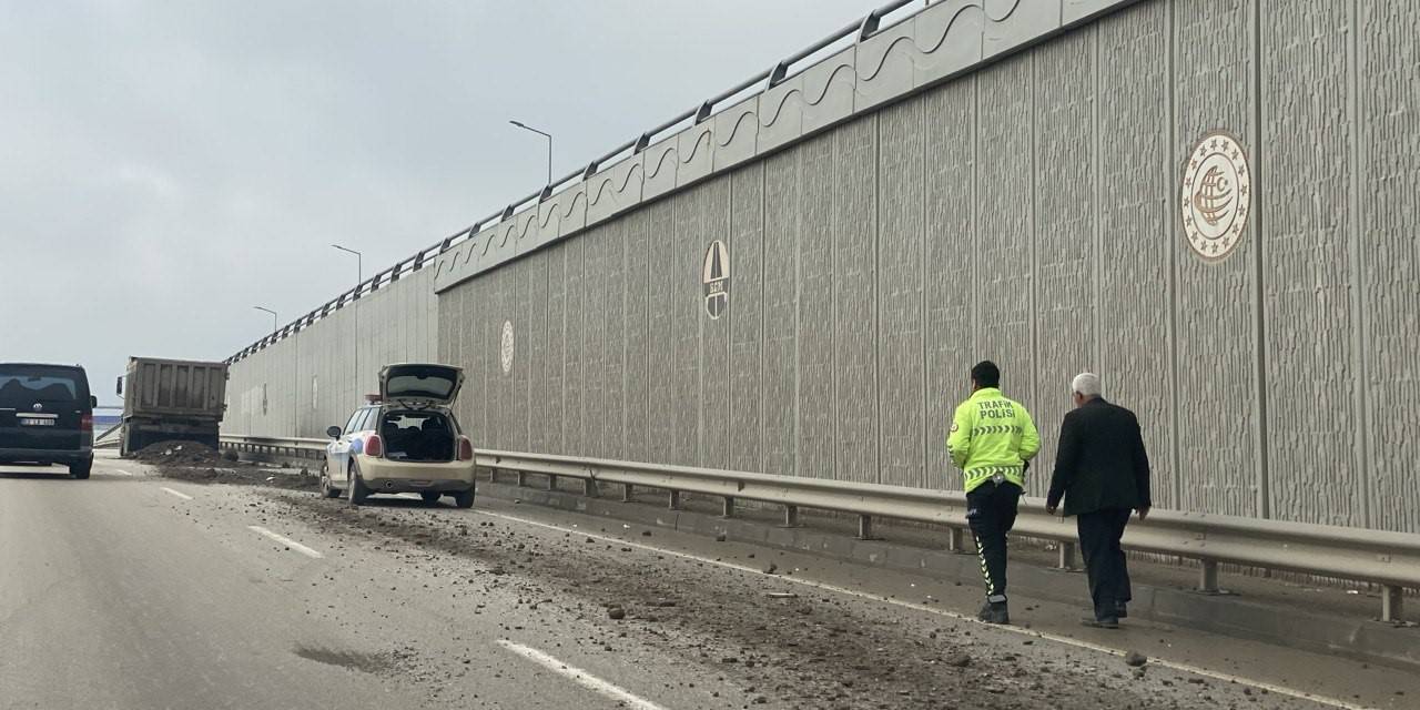 Kapak Açılınca Moloz Karayoluna Döküldü