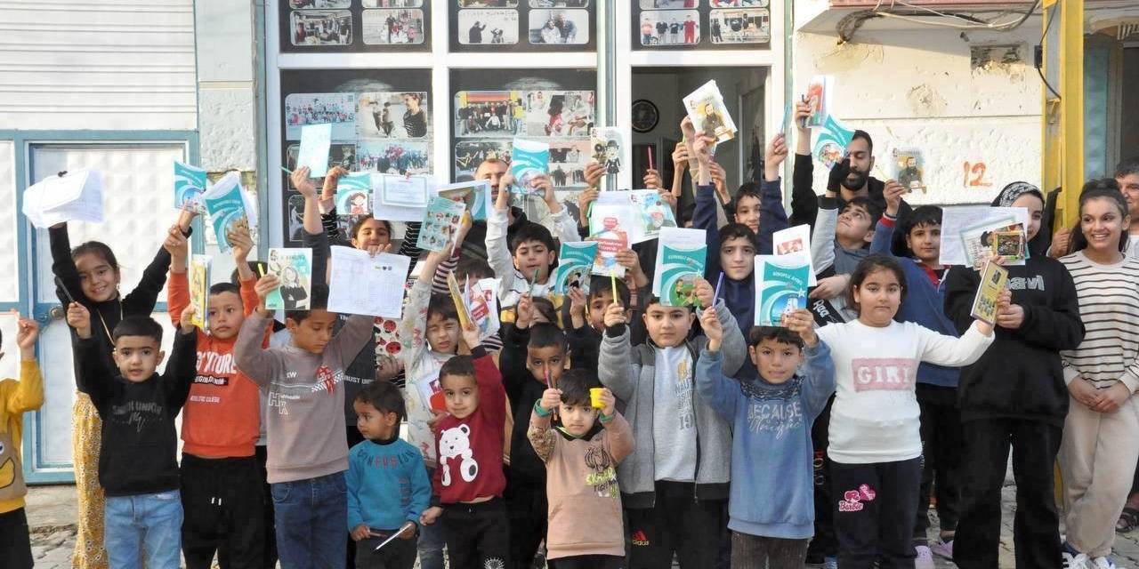 Muhtar Amcadan Çocuklara Karne Hediyesi