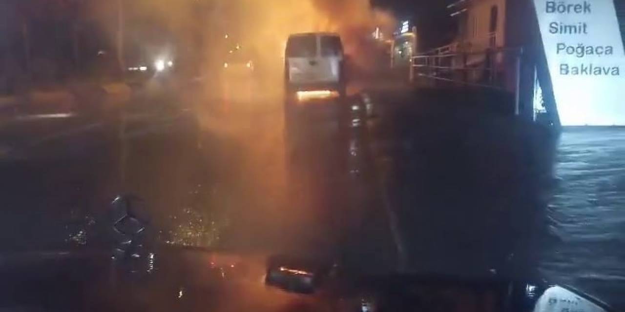 Hafif Ticari Araç Alev Alev Yandı