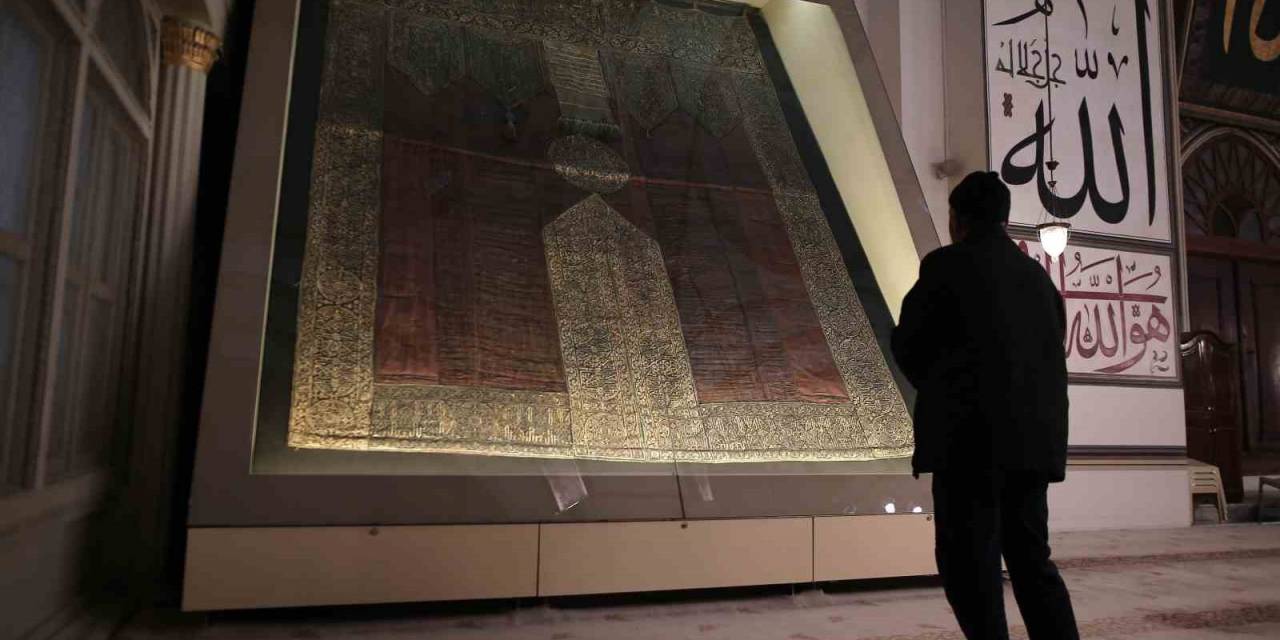 Ulu Cami’deki Kabe Örtüsünün Püskülleri Koruma Altında