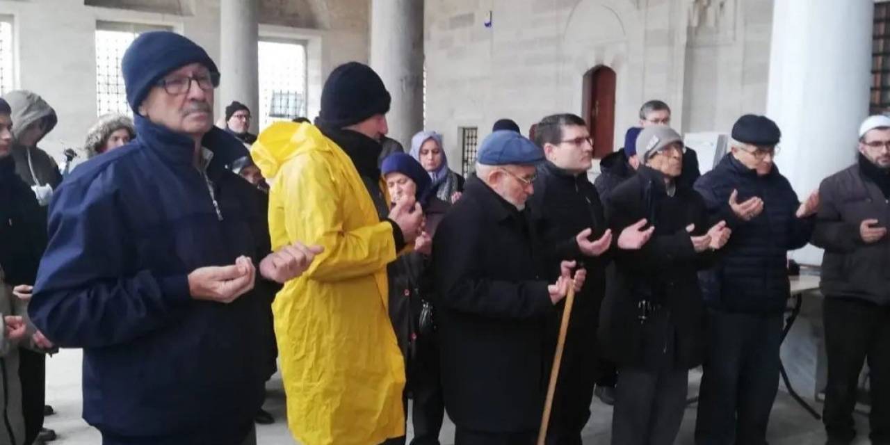 Babaeski’de Umre Yolcuları Dualarla Uğurlandı