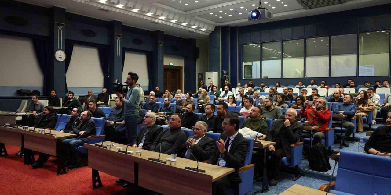 Büyükkılıç’tan Büyükşehir’de Gerçekleşen Deprem Hasar Tespiti Eğitimi’nde Öğretim Üyelerine Plaket