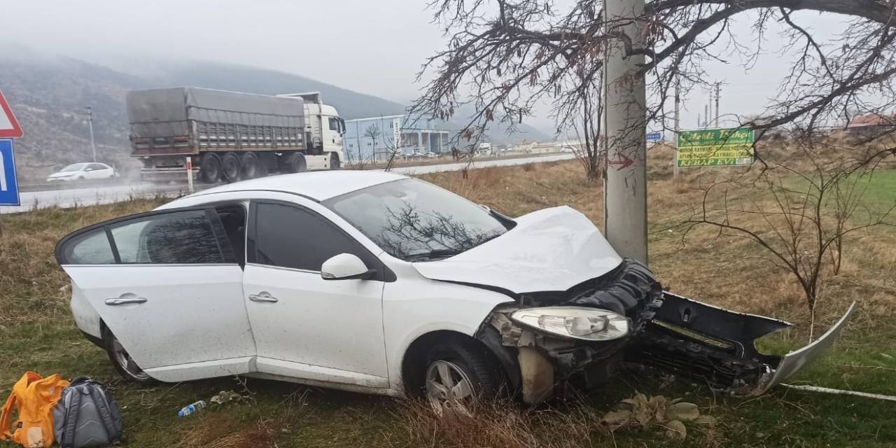 Beton Elektrik Direğine Çarpan Otomobilde 3 Kişi Yaralandı