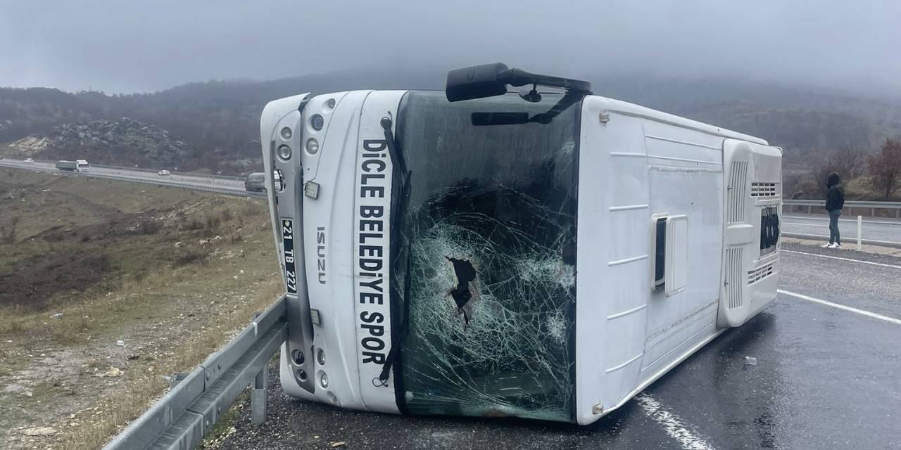 Diyarbakır’da Futbolcuları Taşıyan Otobüs Kaza Yaptı: 1’i Ağır 10 Futbolcu Yaralandı