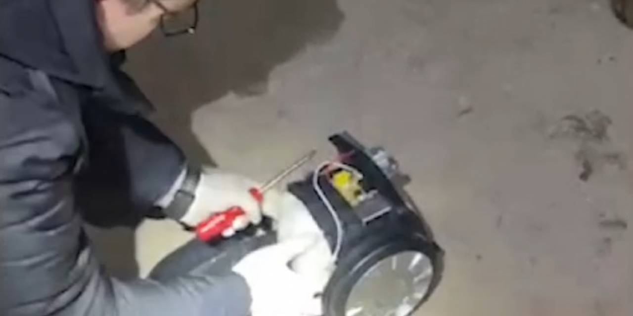 Tost Makinesini Ve Süpürgeyi Açan Polis Şok Oldu