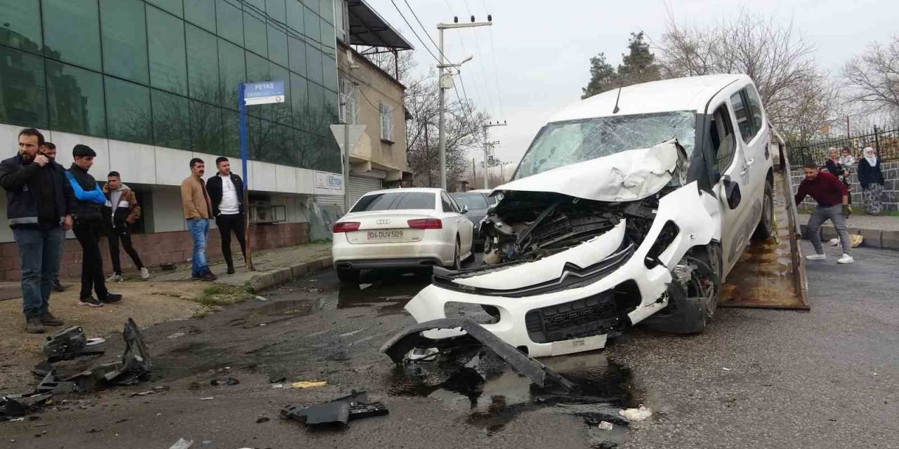 Diyarbakır’da Feci Kaza Güvenlik Kamerasına Yansıdı: 1 Ölü, 3 Ağır Yaralı