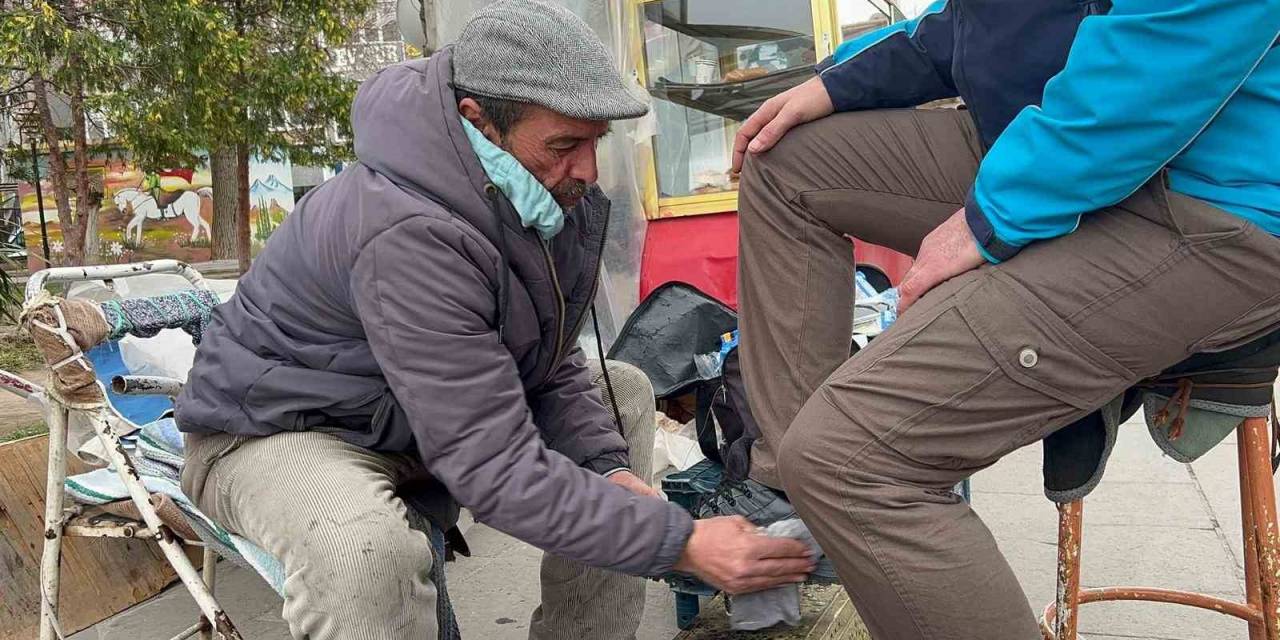 Ayakkabı Boyayarak Ev Sahibi Olup Çocuklarını Okuttu