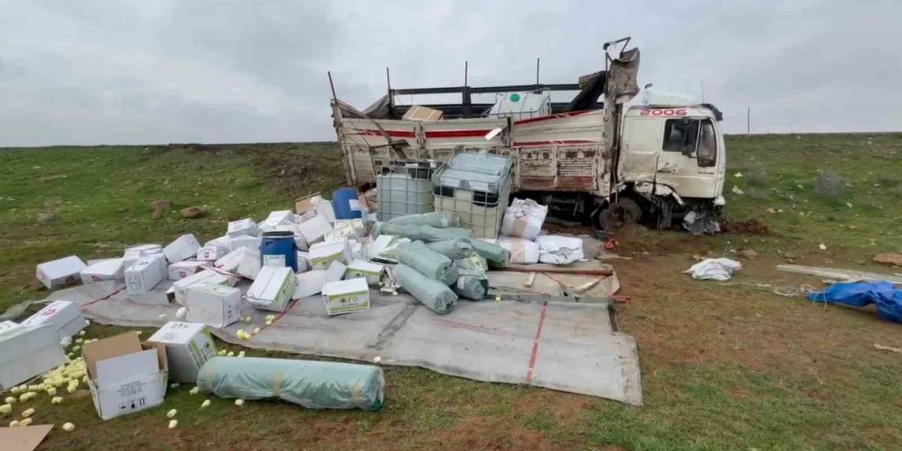 Şanlıurfa’da Tekstil Malzemeleri Yüklü Kamyon Devrildi
