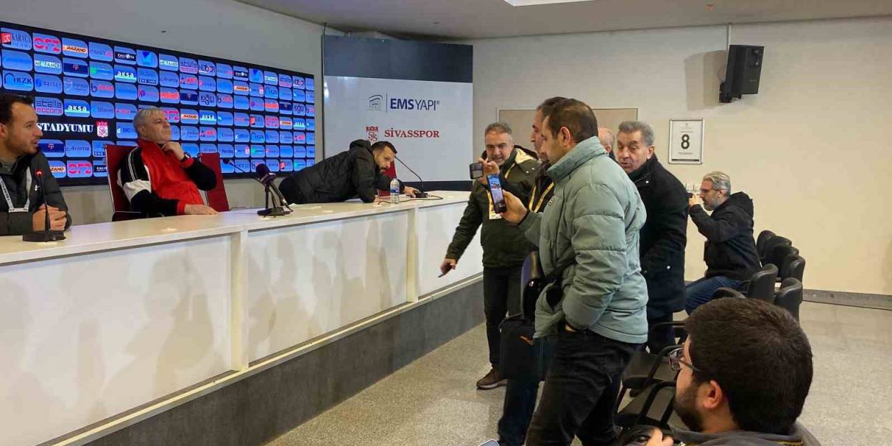 Sivas’ta Basın Mensuplarından Sumudica’ya Protesto