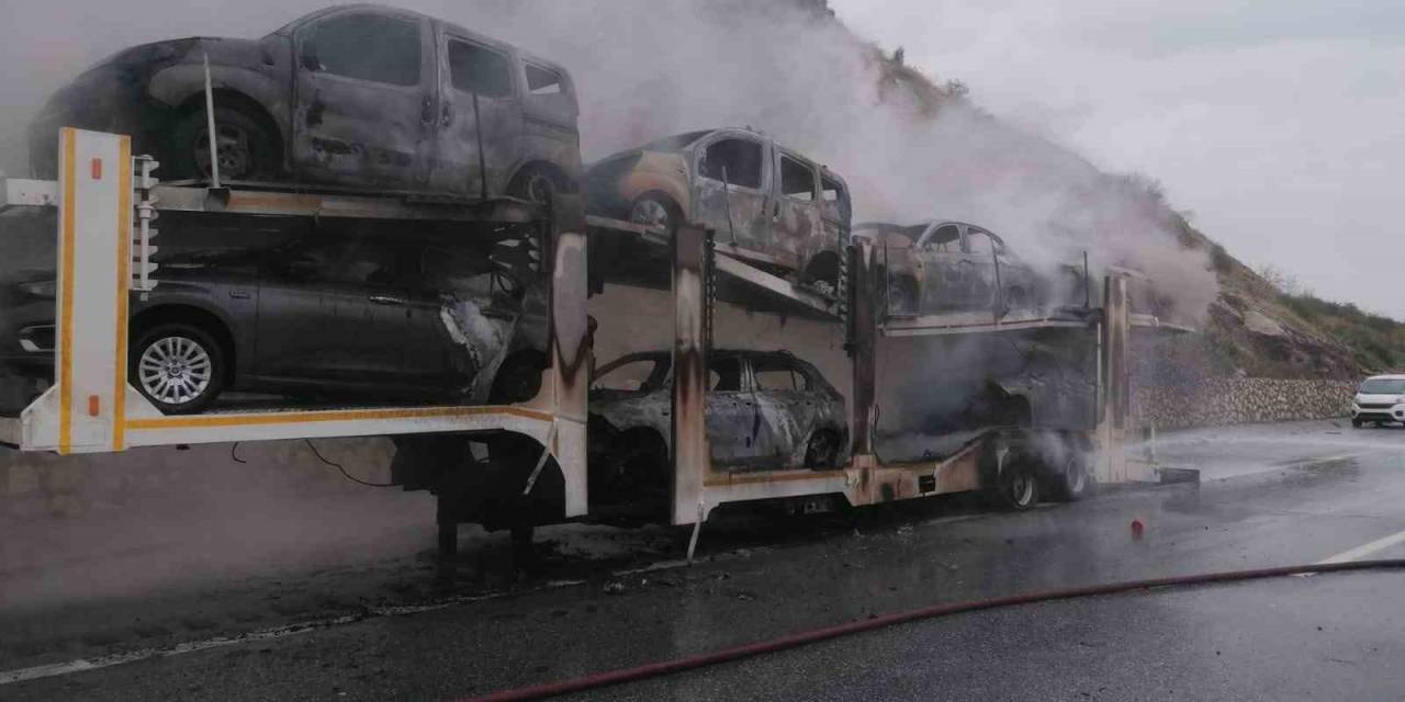 Dorsesinde 8 Sıfır Otomobilin Bulunduğu Tır Yandı