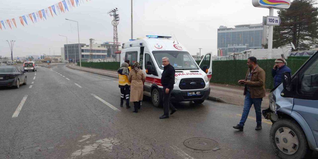 Minibüs İle Otomobil Çarpıştı 1 Yaralandı