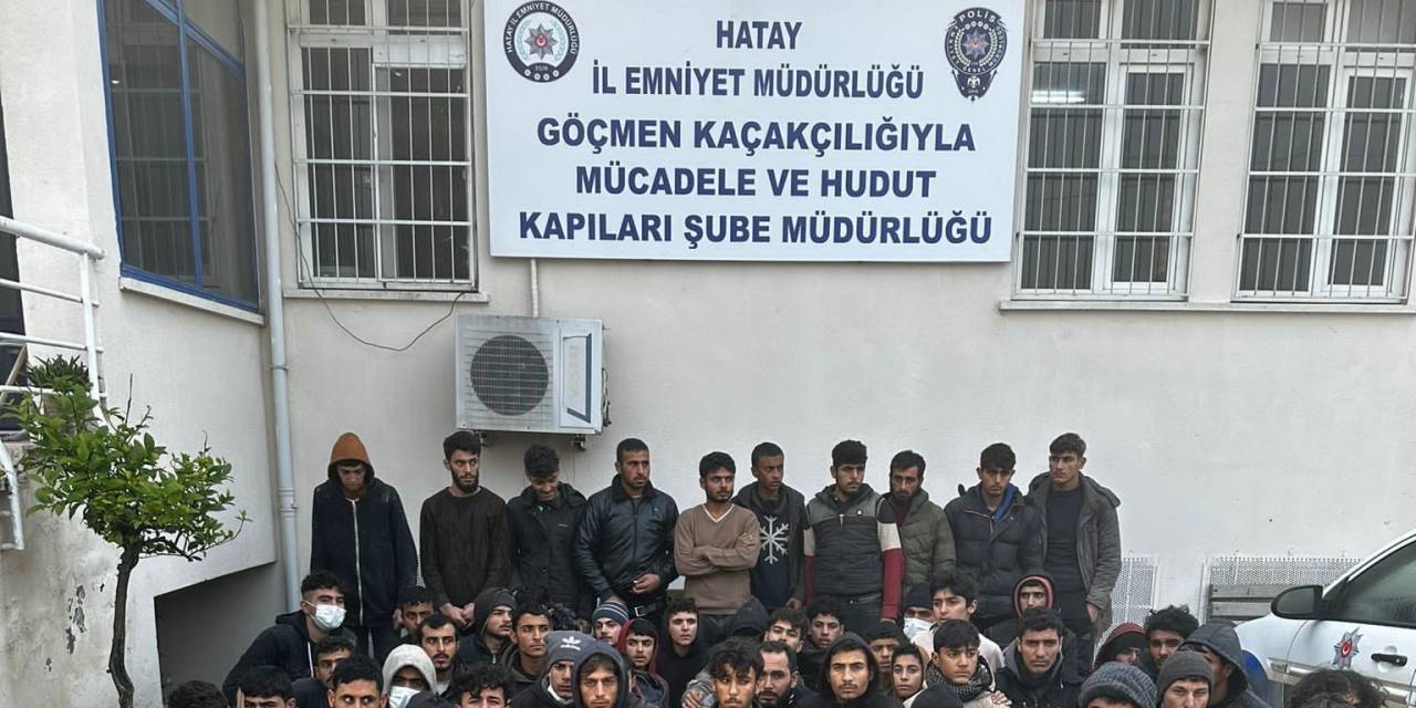Minibüse Ve Arkasındaki Römorka Tıka Basa Doldurulan 53 Kaçak Göçmen Yakalandı