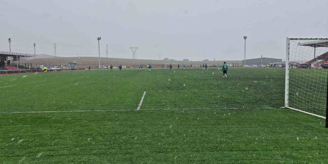 Kafa Topuna Çıkan Amatör Futbolcu Boynunun Üzerine Düşerek Yaralandı